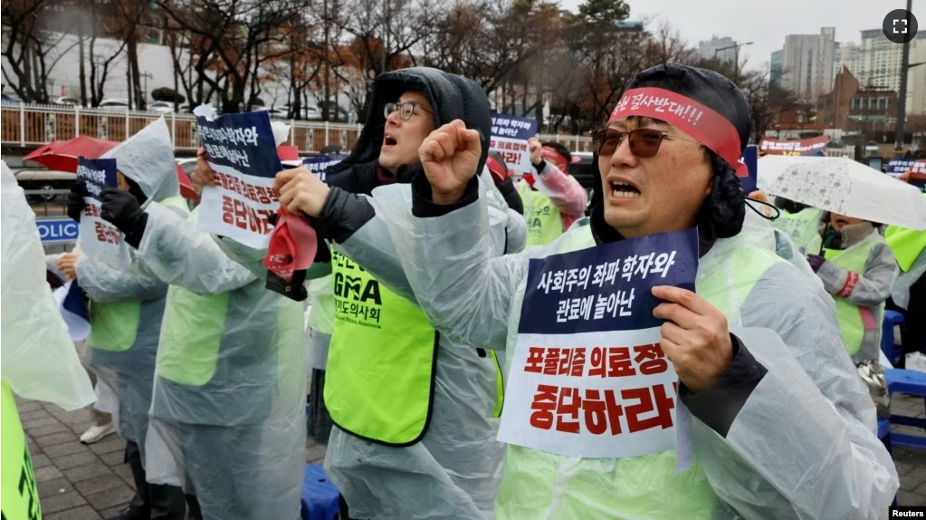 Doctors and medical workers take part in a protest against a plan to admit more students to medical school, in front of the Presidential Office in Seoul, South Korea, February 21, 2024. (REUTERS/Kim Soo-Hyeon)