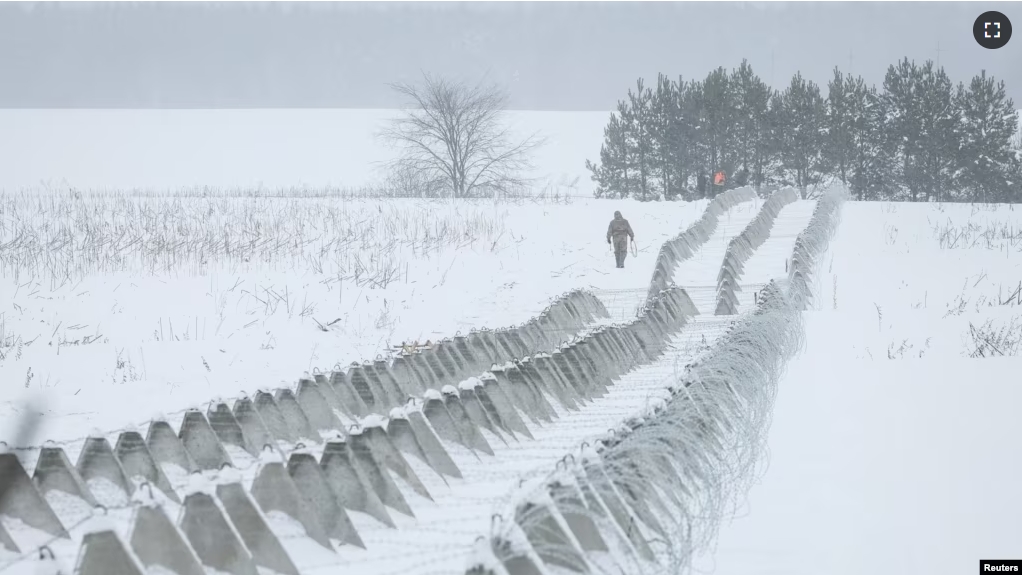 FILE - Ukrainian servicemen check newly build anti-tank fortifications and razor wire, amid Russia’s attack on Ukraine, near Russian border in Chernihiv region, Ukraine, January 10, 2024. (REUTERS/Gleb Garanich)