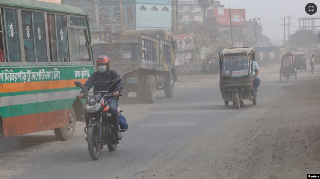 Vehicles move through the dusty road as air quality decreases during dry season in Dhaka, Bangladesh, February 19, 2024. (REUTERS/Mohammad Ponir Hossain)