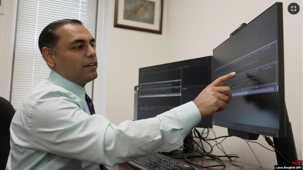 Dr. Roneil Malkani shows an example of pink noise being used to enhance slow brainwaves during deep sleep, May 16, 2024. (AP Photo/Laura Bargfeld)