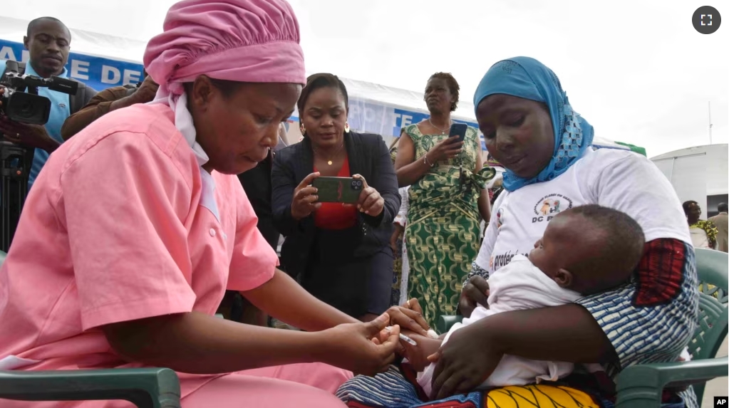 A health worker administers the malaria vaccine Oxford-Serum R21 to a child in Abidjan, Ivory Coast, Monday, July 15, 2024. (AP Photo/Diomande Ble Blonde)