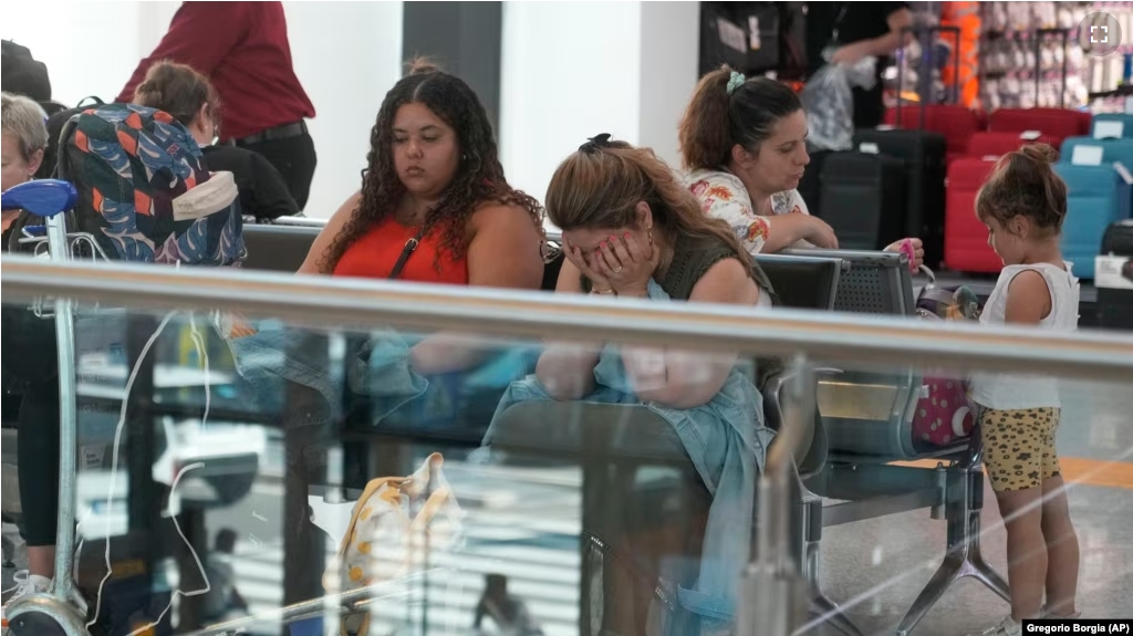 Passengers crowd the international flights departure area of Rome's Fiumicino airport, July 19, 2024. Many flights were delayed or canceled due to the worldwide internet outage. This unexpected event caused many trips to "go south." (AP Photo/Gregorio Borgia)