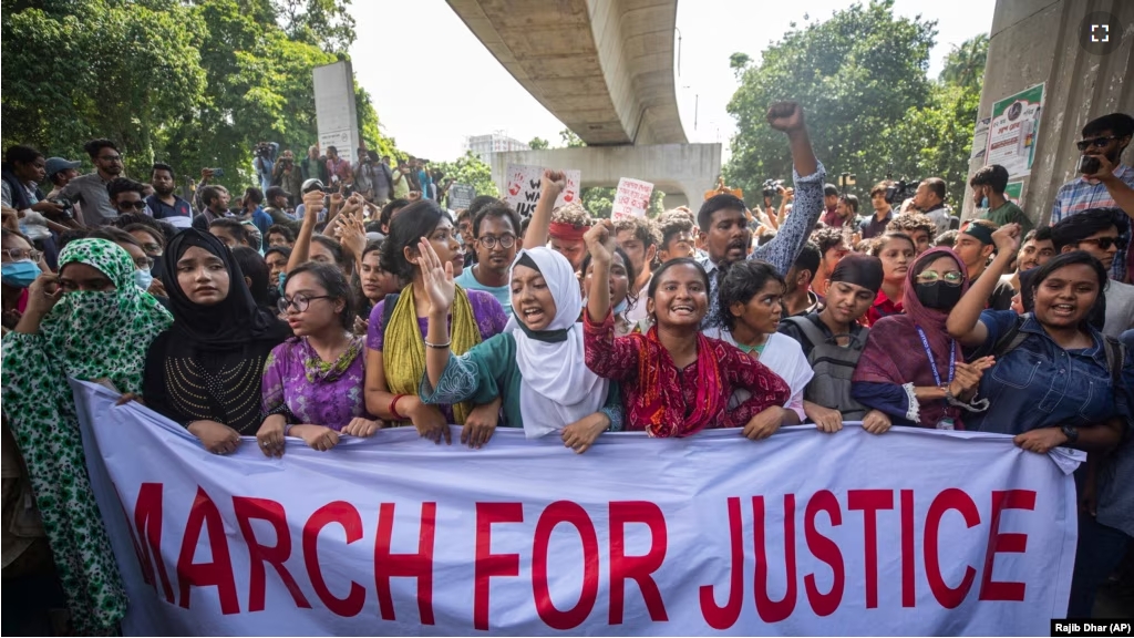 FILE - University students shout slogans during a protest to demand justice for the victims killed in the recent countrywide deadly clashes and ask for their campuses to be opened, in Dhaka, Bangladesh, July 31, 2024. (AP Photo/Rajib Dhar), File)