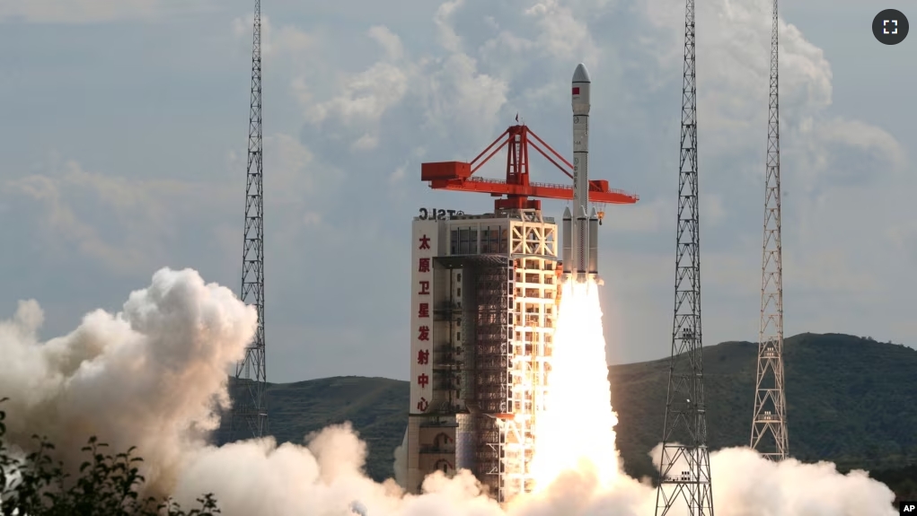 In this photo released by Xinhua News Agency, a modified Long March-6 carrier rocket carrying a new satellite group blasts off from the Taiyuan Satellite Launch Center in north China's Shanxi Province on Tuesday, Aug. 6, 2024. (Zheng Bin/Xinhua via AP)