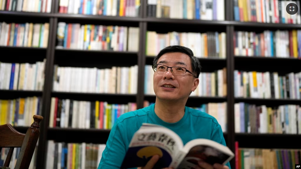 Chinese journalist Jia Jia talks with a friend at a bookstore in Tokyo, Japan, Tuesday, Aug. 20, 2024. (AP Photo/Shuji Kajiyama)