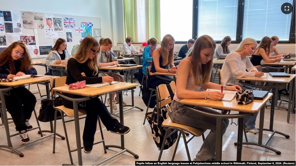 Students follow an English language lesson at Pohjolanrinne middle school in Riihimaki, Finland, on September 6, 2024. (REUTERS/Elviira Luoma)