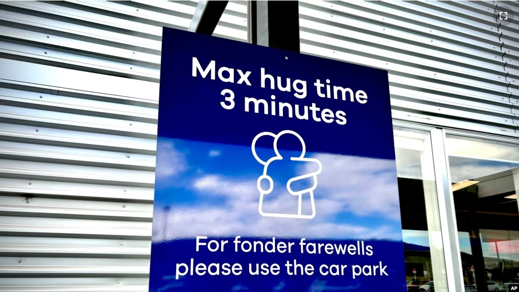 A sign informing time limits for visitors to the passenger drop-off area outside Dunedin Airport in Momona, New Zealand, Oct. 8, 2024. (Sarah Soper/Dunedin Airport via AP)