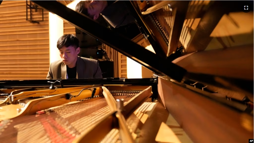 Takosangba Pongen, 27, a blind pianist, rehearses during the two-day Brillante Piano Festival in Bengaluru, India, Sunday, Sept. 29, 2024. (AP Photo/Aijaz Rahi)