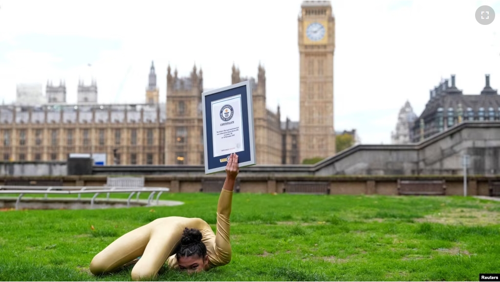 Liberty Barros holds her Guinness World Records' certificate for achieving the fastest 20-meter back bend knee-lock walk in 22.53 seconds, in London, Britain, November 10, 2022. (REUTERS Photo/Maja Smiejkowska)