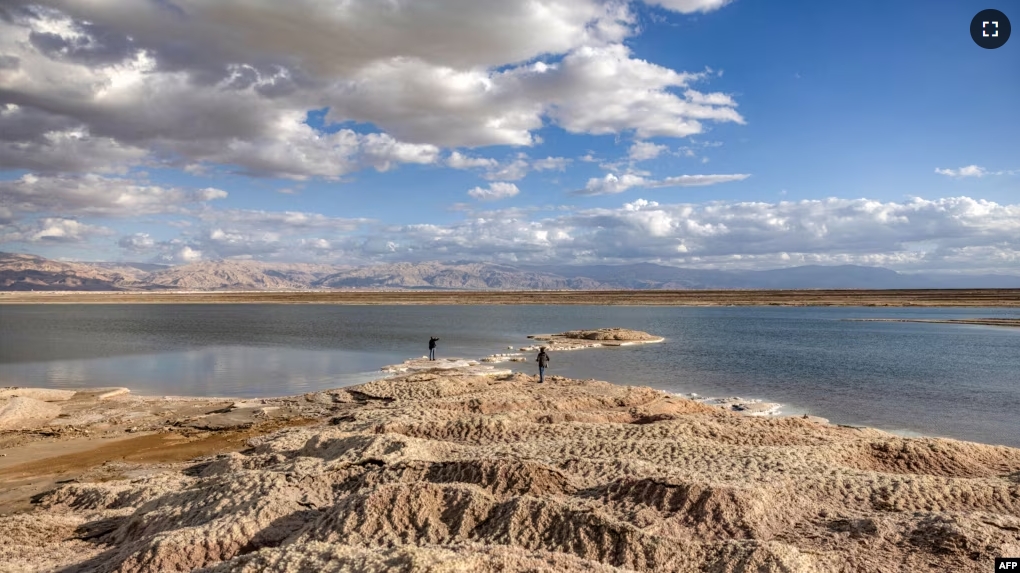Rock patterns formed by crystalised minerals are pictured along the Dead Sea shore near Kibbutz Ein Gedi in eastern Israel on December 30, 2024. (Photo by Menahem Kahana / AFP)